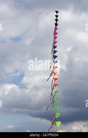 Coloratissimi aquiloni che volano nel cielo, ghirlanda, festival degli aquiloni a Vinsebeck, Steinheim, Eggegebirge e parco naturale Southern Teutoburg Forest Foto Stock