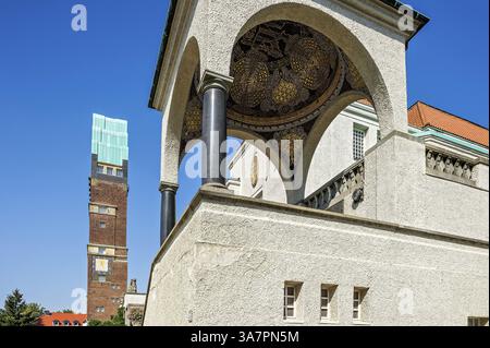 Torre, Torre per matrimoni di Joseph Maria Olbrich, mosaico nel baldacchino dell'edificio espositivo, Art Nouveau, sito Patrimonio dell'Umanità dell'UNESCO, Mathildenhoehe Foto Stock