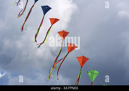 Coloratissimi aquiloni che volano nel cielo, ghirlanda, festival degli aquiloni a Vinsebeck, Steinheim, Eggegebirge e parco naturale Southern Teutoburg Forest Foto Stock
