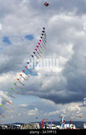 Coloratissimi aquiloni che volano nel cielo, ghirlanda, festival degli aquiloni a Vinsebeck, case mobili, Steinheim, Eggegebirge e Southern Teutoburg Forest nat Foto Stock