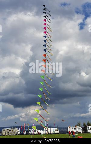 Coloratissimi aquiloni che volano nel cielo, ghirlanda, festival degli aquiloni a Vinsebeck, case mobili, Steinheim, Eggegebirge e Southern Teutoburg Forest nat Foto Stock