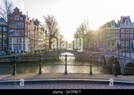 Tramonto sui canali nella splendida Amsterdam Foto Stock