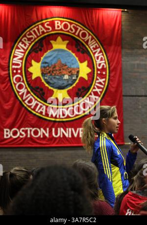16 aprile 2013 - Boston, Massachusetts, Stati Uniti - Uno studente della Boston University parla in una casa aperta per studenti della BU che si occupano della tragedia di ieri. Gli studenti sono stati invitati a condividere le loro storie o sentimenti, ed erano presenti consiglieri di dolore e leader religiosi, così come il capo del dipartimento di polizia della BU e il decano degli studenti. (Immagine di credito: © Michael Cummo/ZUMAPRESS.com) Foto Stock