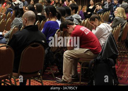 16 aprile 2013 - Boston, Massachusetts, Stati Uniti - Uno studente della Boston University ascolta una discussione in una casa aperta per studenti della BU che si occupano della tragedia di ieri. Gli studenti sono stati invitati a condividere le loro storie o sentimenti, ed erano presenti consiglieri di dolore e leader religiosi, così come il capo del dipartimento di polizia della BU e il decano degli studenti. (Immagine di credito: © Michael Cummo/ZUMAPRESS.com) Foto Stock