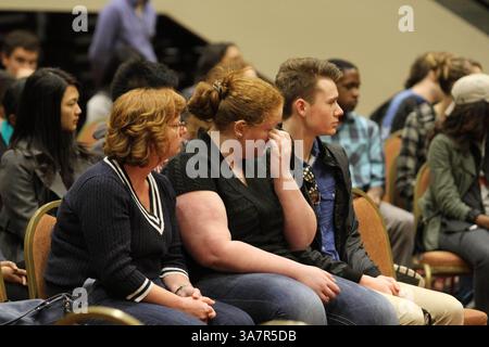 16 aprile 2013 - Boston, Massachusetts, Stati Uniti - la sophomore della Boston University EMILY TALLEY viene confortata da sua madre durante una casa aperta per studenti della BU che si occupano della tragedia di ieri. Gli studenti sono stati invitati a condividere le loro storie o sentimenti, ed erano presenti consiglieri di dolore e leader religiosi, così come il capo del dipartimento di polizia della BU e il decano degli studenti. (Immagine di credito: © Michael Cummo/ZUMAPRESS.com) Foto Stock