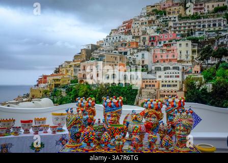 Teste in ceramica moresca con sfondo a Positano sulla Costiera Amalfitana, provincia di Salerno in Campania, Italia, Foto Stock