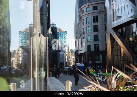REGNO UNITO. 27 marzo 2025. I lavoratori della città si riuniscono a Bishopsgate dopo che una persona è morta dopo essere caduta da un'altezza vicino a Liverpool Street. L'incidente è avvenuto fuori Heron Tower vicino alla stazione di Liverpool Street lungo Bishopgate, City of London, Regno Unito 27 marzo 2025 Credit: Jeff Gilbert/Alamy Live News Foto Stock