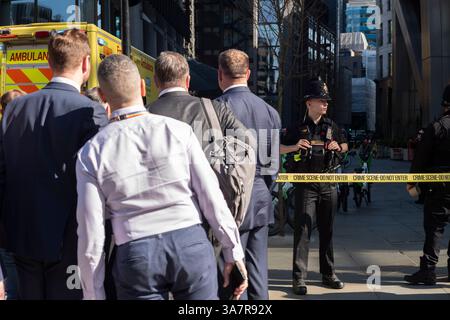 REGNO UNITO. 27 marzo 2025. I lavoratori della città si riuniscono a Bishopsgate dopo che una persona è morta dopo essere caduta da un'altezza vicino a Liverpool Street. L'incidente è avvenuto fuori Heron Tower vicino alla stazione di Liverpool Street lungo Bishopgate, City of London, Regno Unito 27 marzo 2025 Credit: Jeff Gilbert/Alamy Live News Foto Stock