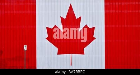Bandiera canadese dipinta sull'edificio. Steveston, British Columbia, Canada Foto Stock