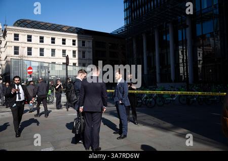 REGNO UNITO. 27 marzo 2025. I lavoratori della città si riuniscono a Bishopsgate dopo che una persona è morta dopo essere caduta da un'altezza vicino a Liverpool Street. L'incidente è avvenuto fuori Heron Tower vicino alla stazione di Liverpool Street lungo Bishopgate, City of London, Regno Unito 27 marzo 2025 Credit: Jeff Gilbert/Alamy Live News Foto Stock