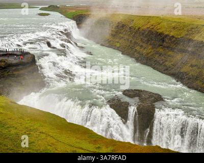 Cascata Gulfoss, Islanda - 31 agosto 2024: Vista panoramica del paesaggio delle persone che visitano la cascata Gullfoss nel sud-ovest dell'Islanda in una giornata umida Foto Stock