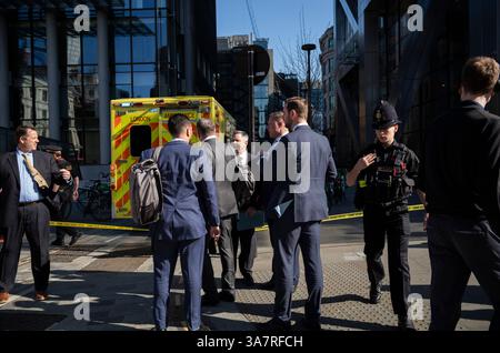 REGNO UNITO. 27 marzo 2025. I lavoratori della città si riuniscono a Bishopsgate dopo che una persona è morta dopo essere caduta da un'altezza vicino a Liverpool Street. L'incidente è avvenuto fuori Heron Tower vicino alla stazione di Liverpool Street lungo Bishopgate, City of London, Regno Unito 27 marzo 2025 Credit: Jeff Gilbert/Alamy Live News Foto Stock