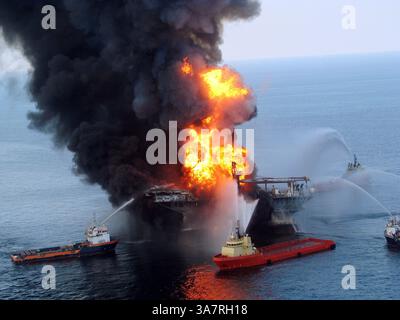 15 novembre 2012 - BP ha accettato di dichiararsi colpevole di accuse di reato e pagare 4,5 miliardi di dollari di sanzioni per l'incidente e la fuoriuscita della piattaforma petrolifera Deepwater Horizon. NELLA FOTO: 21 aprile 2010 - Porto di Venezia, Stati Uniti - gli equipaggi dei vigili del fuoco combattono contro i resti ardenti della piattaforma petrolifera offshore Deepwater Horizon. (Immagine di credito: © U.S. Coast Guard/ZUMAPRESS.com) Foto Stock