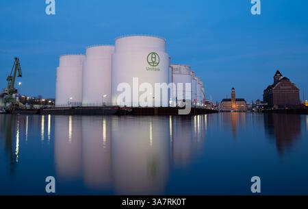Berlino, Germania. 20 marzo 2025. Vista dell'allevamento di carri armati Unitank a Westhafen. Crediti: Hauke Schröder/dpa/Alamy Live News Foto Stock