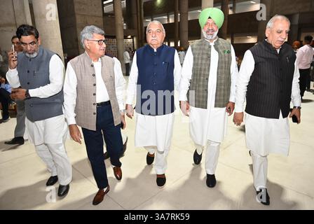 Chandigarh, India. 27 marzo 2025. CHANDIGARH, INDIA - MARZO 27: L'ex primo ministro Haryana Bhupinder singh Hooda insieme ad altri che guardano il bilancio del Punjab procedere al Punjab Vidhan sabha il 27 marzo 2025 a Chandigarh, India. (Foto di Ravi Kumar/Hindustan Times/Sipa USA) credito: SIPA USA/Alamy Live News Foto Stock