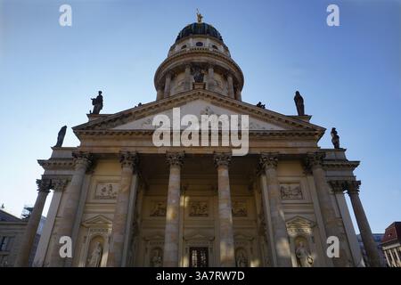Facciata anteriore ornata di Französischer Dom, cupola francese: Cattedrale simbolo con splendidi decorazioni in rilievo, colonne e cupola su Gendarmenmarkt, Berlino Foto Stock