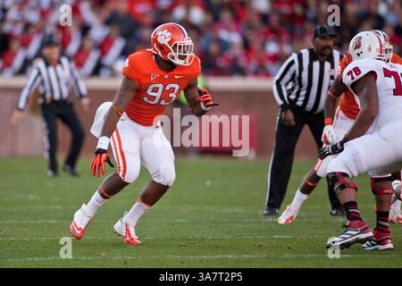 17 novembre 2012 - Clemson, South Carolina, Stati Uniti d'America - 17 novembre 2012: Clemson Defensive End Corey Crawford (93) in azione durante la partita North Carolina State vs Clemson al Memorial Stadium di Clemson, SC. Clemson ha sconfitto North Carolina State 62-48.(Credit Image: © Jake Drake/Cal Sport Media/ZUMAPRESS.com) Foto Stock