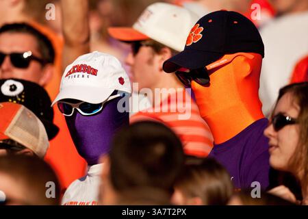 17 novembre 2012 - Clemson, South Carolina, Stati Uniti d'America - 17 novembre 2012: Tifosi di Clemson durante la partita North Carolina State vs Clemson al Memorial Stadium di Clemson, SC. Clemson ha sconfitto North Carolina State 62-48.(Credit Image: © Jake Drake/Cal Sport Media/ZUMAPRESS.com) Foto Stock