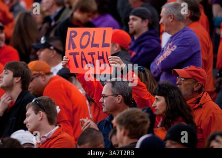 17 novembre 2012 - Clemson, South Carolina, Stati Uniti d'America - 17 novembre 2012: Tifosi di Clemson durante la partita North Carolina State vs Clemson al Memorial Stadium di Clemson, SC. Clemson ha sconfitto North Carolina State 62-48.(Credit Image: © Jake Drake/Cal Sport Media/ZUMAPRESS.com) Foto Stock