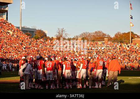 17 novembre 2012 - Clemson, South Carolina, Stati Uniti d'America - 17 novembre 2012: Clemson si accosta sul campo durante la partita North Carolina State vs Clemson al Memorial Stadium di Clemson, SC. Clemson ha sconfitto North Carolina State 62-48.(Credit Image: © Jake Drake/Cal Sport Media/ZUMAPRESS.com) Foto Stock