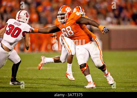 17 novembre 2012 - Clemson, South Carolina, Stati Uniti: Clemson Guard David Beasley (68) blocca durante la partita North Carolina State vs Clemson al Memorial Stadium di Clemson, SC. Clemson ha sconfitto North Carolina State 62-48.(Credit Image: © Jake Drake/Cal Sport Media/ZUMA Wire) Foto Stock