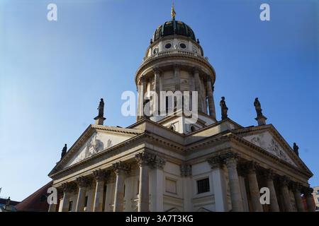 Vista laterale e dall'angolo basso della Französischer Dom (cattedrale francese) su Gendarmenmarkt, Berlino, con decorazioni in rilievo, colonne e cupola della chiesa Foto Stock