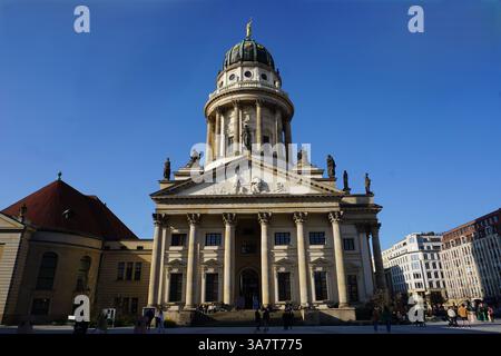 Fila turistica di fronte a Französischer Dom, la cattedrale francese, una chiesa simbolo del XVIII secolo con una cupola ornata su Gendarmenmarkt, Berlino, Germania Foto Stock