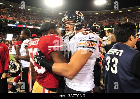 19 novembre 2012 San Francisco, CA. Il middle linebacker dei Chicago Bears Brian Urlacher #54 e i San Francisco 49ers all'interno del linebacker NaVorro Bowman #53 abbracciano dopo la partita di football NFL tra i Chicago Bears e i San Francisco 49ers al Candlestick Park..i San Francisco 49ers sconfiggono i Chicago Bears 32-7.Louis Lopez/CSM(Credit Image: © Louis Lopez/Cal Sport Media/ZUMAPRESS.com) Foto Stock