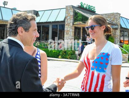30 maggio 2011 - Little Neck, New York, Stati Uniti - il governatore di New York ANDREW CUOMO stringe la mano a una giovane donna che indossa una maglietta con bandiera americana, mentre il governatore marcia nella Little Neck-Douglaston Memorial Day Parade, che onora i veterani americani, sul Northern Boulevard. (Immagine di credito: © Ann Parry/ZUMAPRESS.com) Foto Stock