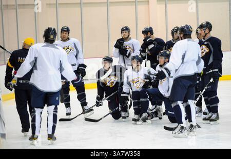 14 gennaio 2013 - Nashville, Tennessee, U. S - 14 gennaio 2013 - Nashville, Tn. I PREDATORI DI NASHVILLE ascoltano l'allenatore BARRY TROTZ al Nashville Predators Training Camp. (Immagine di credito: © Mike Strasinger/ZUMAPRESS.com) Foto Stock