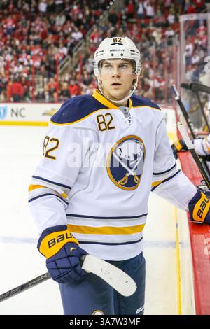 24 gennaio 2013 - Raleigh, North Carolina, U. S - Buffalo Sabre MARCUS FOLIGNO (82) assiste la partita della NHL tra Buffalo Sabres e Carolina Hurricanes alla PNC Arena. I Carolina Hurricanes hanno battuto in finale i Buffalo Sabres 6-3. (Immagine di credito: © Andy Martin Jr./ZUMAPRESS.com) Foto Stock