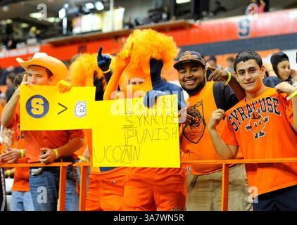 19 ottobre 2012 - Syracuse, New York, U. S - 19 ottobre 2012: I tifosi del Syracuse Orange guardano prima della partita contro i Connecticut Huskies al Carrier Dome di Syracuse, New York. (Immagine di credito: © Rich Barnes/Cal Sport Media/ZUMAPRESS.com) Foto Stock