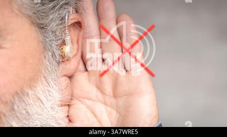 Concetto di test dell'udito, primo piano dell'uomo barbuto con perdita dell'udito Foto Stock