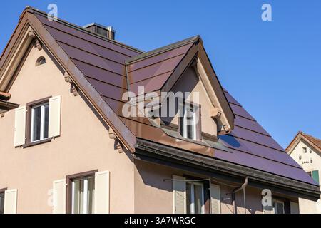 vecchia casa con tetto solare completo Foto Stock