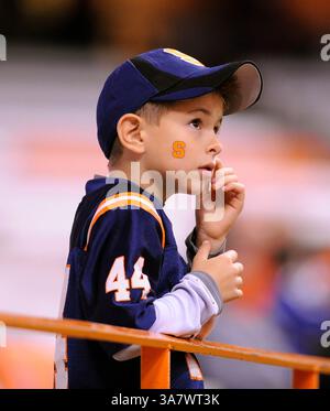 19 ottobre 2012 - Syracuse, New York, U. S - 19 ottobre 2012: I fan del Syracuse Orange guardano prima della partita contro i Connecticut Huskies al Carrier Dome di Syracuse, New York. (Immagine di credito: © Rich Barnes/Cal Sport Media/ZUMAPRESS.com) Foto Stock