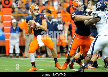 19 ottobre 2012 - Syracuse, New York, U. S - 19 ottobre 2012: Il quarterback dei Syracuse Orange Ryan Nassib #12 scansiona il campo durante il secondo quarto contro i Connecticut Huskies al Carrier Dome di Syracuse, New York. (Immagine di credito: © Rich Barnes/Cal Sport Media/ZUMAPRESS.com) Foto Stock