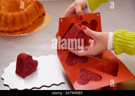torta rossa a forma di cuore Foto Stock
