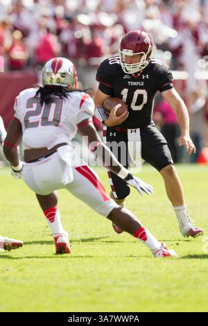 20 ottobre 2012: Il quarterback dei Temple Owls, Chris Coyer (10), si scaglia con la palla come il linebacker dei Rutgers Scarlet Khaseem Greene (20), è da lui durante la partita NCAA tra i Rutgers Scarlet Knights e i Temple Owls al Lincoln Financial Field di Philadelphia, Pennsylvania. The Rutgers Scarlet Knights Beat the Temple Owls, 35-10.(immagine di credito: © Chris Szagola/Cal Sport Media/ZUMAPRESS.com) Foto Stock