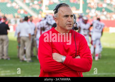 20 ottobre 2012: Il capo-allenatore dei Rutgers Scarlet Knights Kyle Flood guarda la partita NCAA tra i Rutgers Scarlet Knights n. 15 e i Temple Owls al Lincoln Financial Field di Philadelphia, Pennsylvania. The Rutgers Scarlet Knights Beat the Temple Owls, 35-10.(immagine di credito: © Chris Szagola/Cal Sport Media/ZUMAPRESS.com) Foto Stock