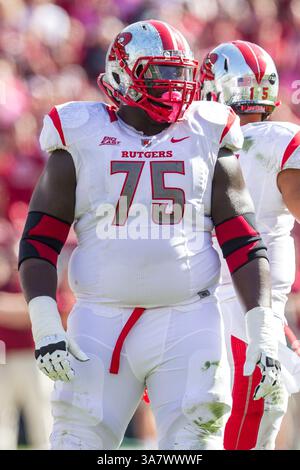 20 ottobre 2012: Antwan Lowery, il linesman offensivo dei Rutgers Scarlet Knights (75), guarda durante la partita NCAA tra i Rutgers Scarlet Knights e i Temple Owls al Lincoln Financial Field di Philadelphia, Pennsylvania. The Rutgers Scarlet Knights Beat the Temple Owls, 35-10.(immagine di credito: © Chris Szagola/Cal Sport Media/ZUMAPRESS.com) Foto Stock