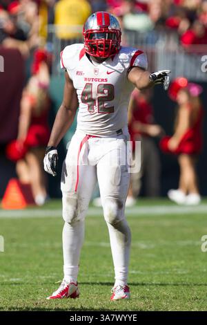 20 ottobre 2012: Il linebacker dei Rutgers Scarlet Knights Steve Beauharnais (42) reagisce durante la partita NCAA tra i Rutgers Scarlet Knights n. 15 e i Temple Owls al Lincoln Financial Field di Philadelphia, Pennsylvania. The Rutgers Scarlet Knights Beat the Temple Owls, 35-10.(immagine di credito: © Chris Szagola/Cal Sport Media/ZUMAPRESS.com) Foto Stock