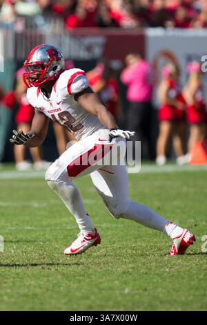 20 ottobre 2012: Il linebacker dei Rutgers Scarlet Knights Steve Beauharnais (42) in azione durante la partita NCAA tra i Rutgers Scarlet Knights e i Temple Owls al Lincoln Financial Field di Philadelphia, Pennsylvania. The Rutgers Scarlet Knights Beat the Temple Owls, 35-10.(immagine di credito: © Chris Szagola/Cal Sport Media/ZUMAPRESS.com) Foto Stock