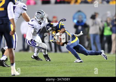 20 ottobre 2012 - Morgantown, West Virginia, U. S - il linebacker dei Kansas State Wildcats Arthur Brown (4) chiude il wide receiver dei West Virginia Mountaineers Tavon Austin (1) per un tackle durante la partita di football della NCAA tra i Kansas State Wildcats e i West Virginia Mountaineers giocati al Mountaineer Field. All'intervallo Kansas State guida WVU 31-7. (Immagine di credito: © Ken Inness/ZUMApress.com) Foto Stock