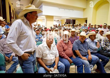22 ottobre 2012 - Chihuahua, Chihuahua, Messico - FILE - il contadino ISMAEL SOLORIO URRUTIA (centro in prima fila, sedersi, maglietta quadrata rossa) e sua moglie Manuela Solis Contreras sono stati uccisi, presumibilmente derivati da una disputa illegale sul pozzo e sull'acqua. Quando gli agricoltori dell'organizzazione El Barzon protestarono al palazzo del governo dopo che la polizia municipale aveva aperto il fuoco contro il loro tentativo di chiudere pozzi illegali in alcune proprietà mennonite. Il conflitto per l'approvvigionamento idrico in questa regione, colpito dalla siccità, si è aggravato quando alcuni produttori di medie dimensioni agricoli mennoniti si sono appropriati di riserve idriche da El Carm Foto Stock
