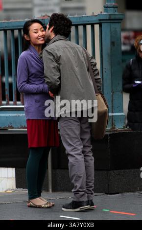 1 novembre 2012 - New York City, NY, USA - WWW.ACEPIXS.COM....November 1 2012, New York City....attori Romain Duris e li Jun li sul set di Brooklyn del nuovo film 'Chinese Puzzle' il 1° novembre 2012 a New York City....by Line: Zelig Shaul/ACE Pictures...... ACE Pictures, Inc.. Tel: 646 769 0430..e-mail: info@acepixs.com..www.acepixs.com (immagine di credito: © Zelig Shaul/Ace Pictures/Ace Pictures/ZUMAPRESS.com) Foto Stock