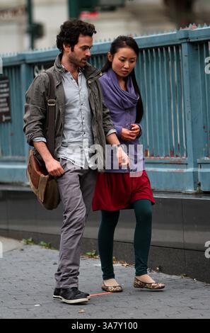 1 novembre 2012 - New York City, NY, USA - WWW.ACEPIXS.COM....November 1 2012, New York City....attori Romain Duris e li Jun li sul set di Brooklyn del nuovo film 'Chinese Puzzle' il 1° novembre 2012 a New York City....by Line: Zelig Shaul/ACE Pictures...... ACE Pictures, Inc.. Tel: 646 769 0430..e-mail: info@acepixs.com..www.acepixs.com (immagine di credito: © Zelig Shaul/Ace Pictures/Ace Pictures/ZUMAPRESS.com) Foto Stock