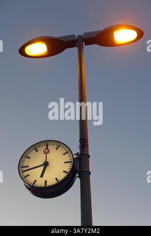 Bahnhofsuhr und Bahnsteigbeleuchtung im Bahnhof von Winsen an der Luhe im niedersächsischen Landkreis Harburg an der Bahnstrecke Amburgo - Hannover. *** Illuminazione dell'orologio e della piattaforma della stazione di Winsen an der Luhe nel distretto di Harburg nella bassa Sassonia sulla linea ferroviaria di Amburgo Hannover Foto Stock