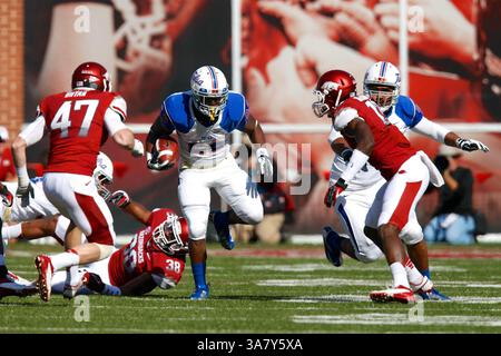 3 novembre 2012: Il running back di Tulsa Trey Watts n. 22 arriva in campo. Gli Arkansas Razorbacks sconfissero Tulsa Golden Hurricane 19-15 al Donald W. Reynolds Stadium di Fayetteville, Arkansas. Richey Miller/CSM(immagine di credito: © Richey Miller/Cal Sport Media/ZUMAPRESS.com) Foto Stock