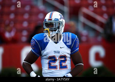 3 novembre 2012: Il running back di Tulsa Trey Watts n. 22 si alza sugli scaffali mentre lavora per sganciarsi prima del gioco. . Gli Arkansas Razorbacks sconfissero Tulsa Golden Hurricane 19-15 al Donald W. Reynolds Stadium di Fayetteville, Arkansas. Richey Miller/CSM(immagine di credito: © Richey Miller/Cal Sport Media/ZUMAPRESS.com) Foto Stock