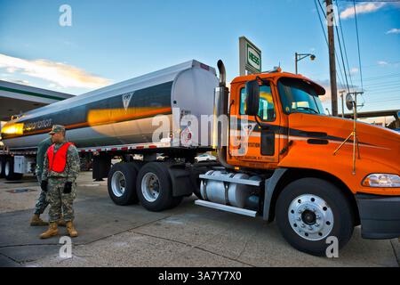 3 novembre 2012 - Merrick, New York, Stati Uniti - Un camion di benzina arriva al Merrick Hess, una delle stazioni di rifornimento di Long Island apre il sabato dopo che l'uragano Sandy ha colpito questa zona della costa sud. I membri della Guardia Nazionale dell'Esercito degli Stati Uniti di Syracuse erano alla stazione per aiutare la polizia della contea di Nassau a mantenere l'ordine nelle lunghe file di persone a piedi e in auto in attesa del loro turno alle pompe. L'armeria Freeport nella città successiva avrebbe dovuto avere benzina gratuita, fino a 10 galloni per ogni auto, oggi, ma le persone che si sono presentate lì sono state respinte. Circa 500.000 dei 1,2 milioni di Long Islanders che hanno perso POW Foto Stock